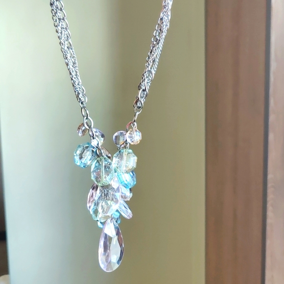 Beautiful faceted multi chained cascade necklace and earrings set - Picture 3 of 4